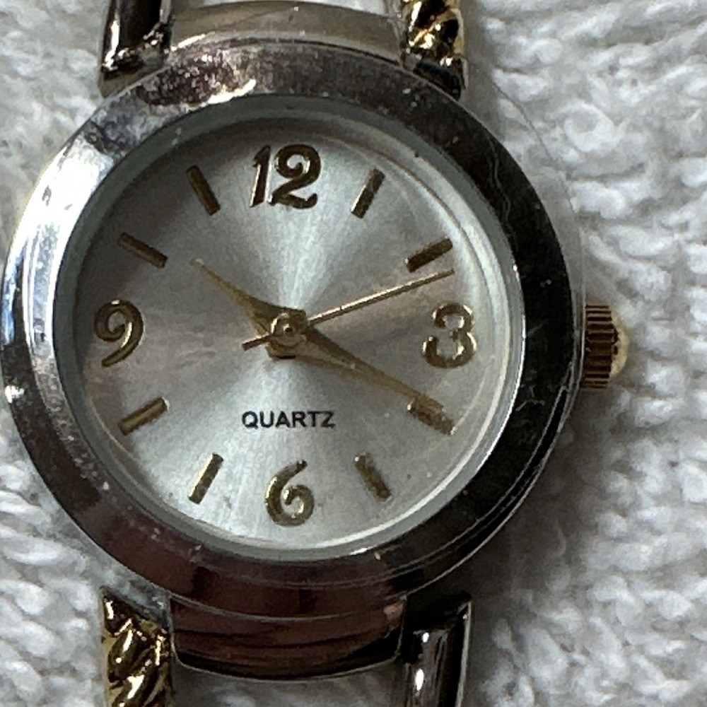 Women Quartz Analog Dress Watch Silver Dial Two-Tone Metal Bracelet Round